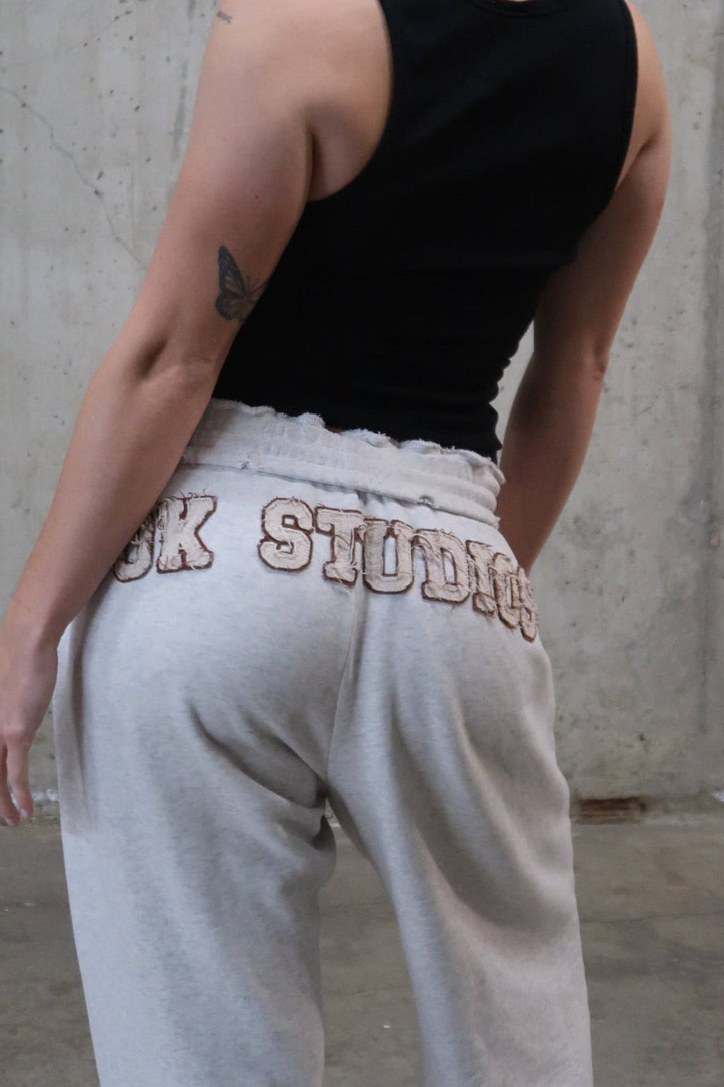 DISTRESSED LOGO SWEATPANTS - HEATHER GREY