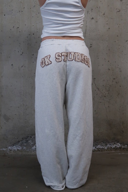 DISTRESSED LOGO SWEATPANTS - HEATHER GREY