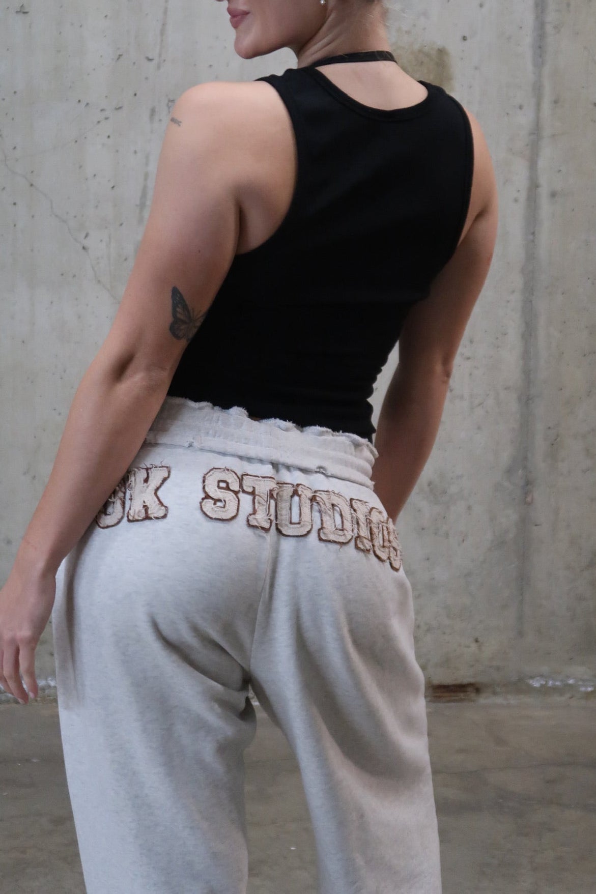 DISTRESSED LOGO SWEATPANTS - HEATHER GREY